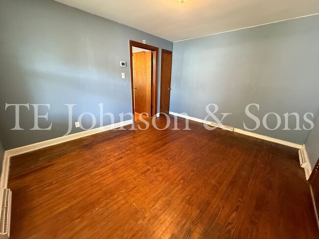 Building Photo - One Bedroom Bungalow