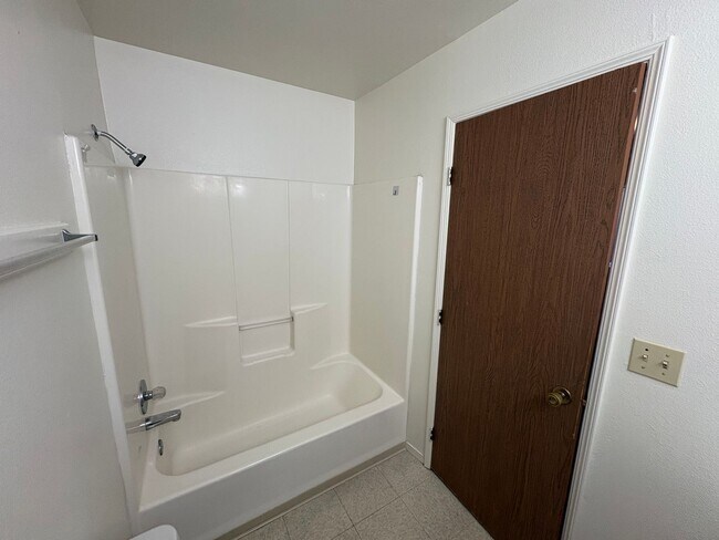 Building Photo - NW Visalia Home with Alley Access Rent Ready!