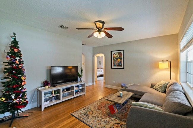 Building Photo - 548 NE 9th Ave