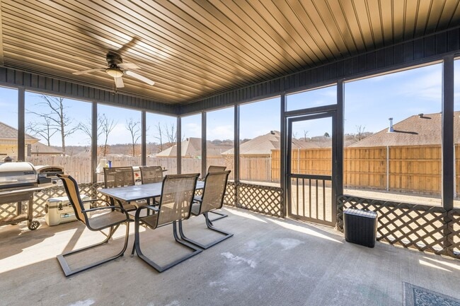 Building Photo - 3 Bedrooms Plus an Office & Sun room