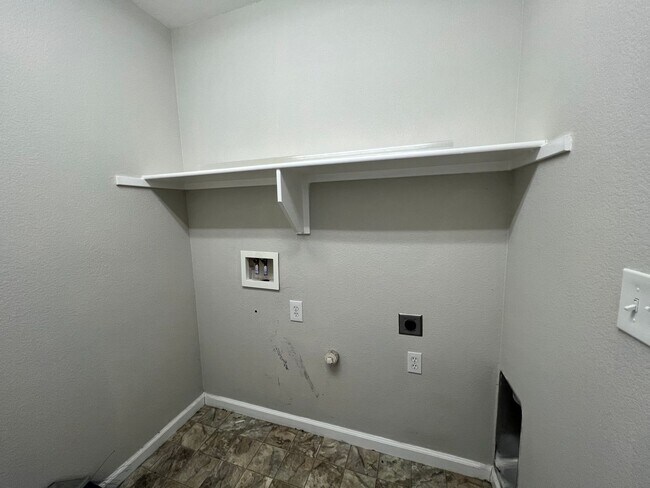 Building Photo - Livingston: $2450 3 Bedroom 2 Bathroom Sin...