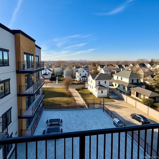 Building Photo - 356-370 Bayview Ave