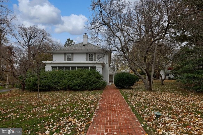 Building Photo - 226 E Caracas Ave