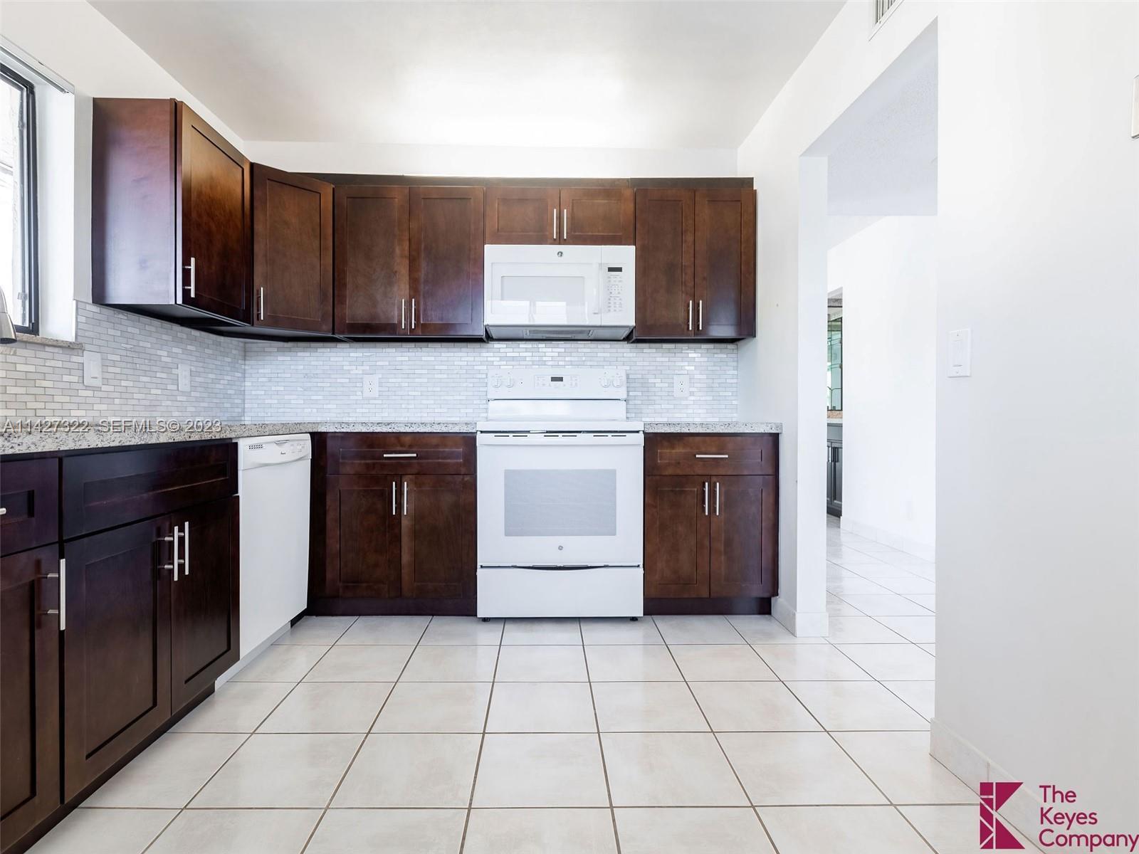 Building Photo - 357 Lakeview Dr