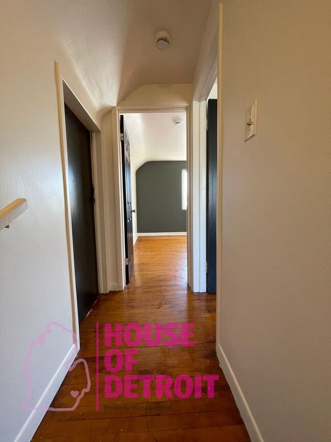 Building Photo - 3 BED 1 BATH | FREE PRE SCREEN | OVER 1200...