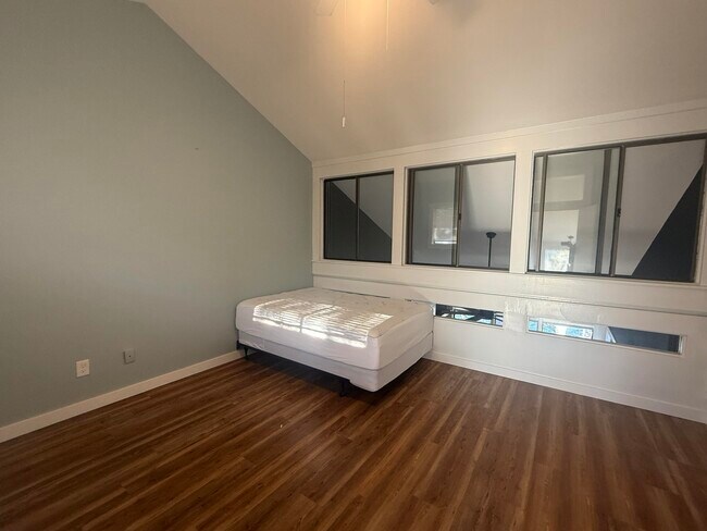 Building Photo - 300 Yacht Club Dr