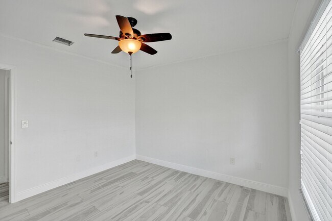 Building Photo - 5721 SW 11th St