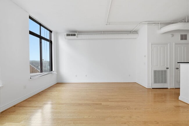 Building Photo - Experience refined urban living in this rarely available one bedroom residence in the coveted Sta...