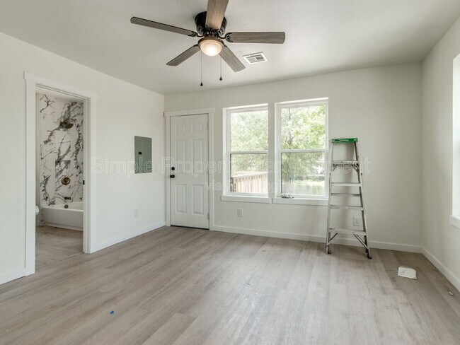 Building Photo - 814 W Hill St