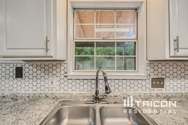 Building Photo - 3416 Tulip Ln