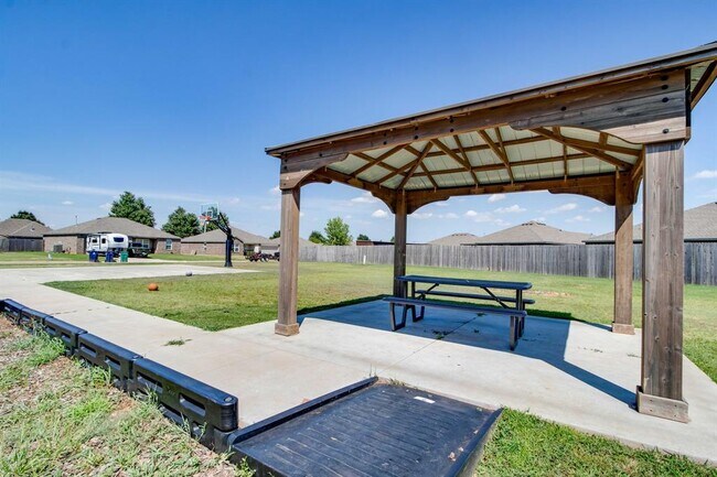 Building Photo - 2217 Stella Rd