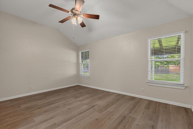 Building Photo - 206 Evergreen Cir