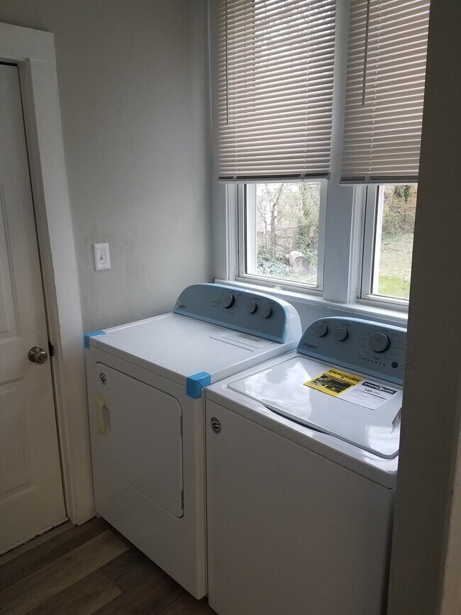 Building Photo - Spacious 4 bedroom 2 bath renovated single...