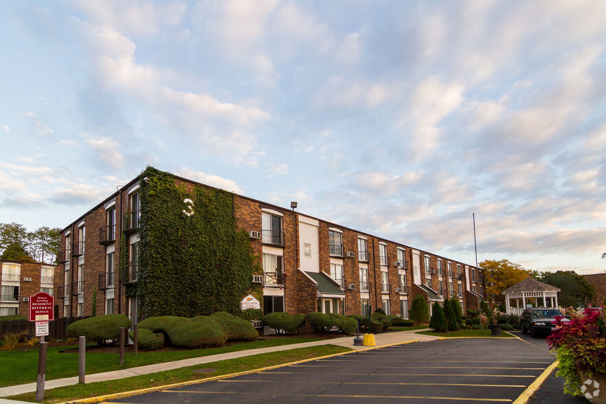 Primary Photo - River&#39;s Landing Apartments