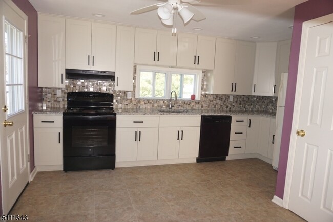 Building Photo - 16 Iroquois Ave