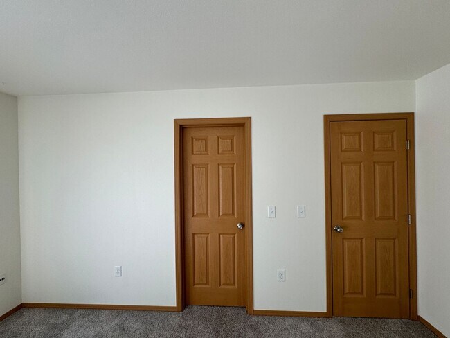 Building Photo - 5595 S Irwin Dr