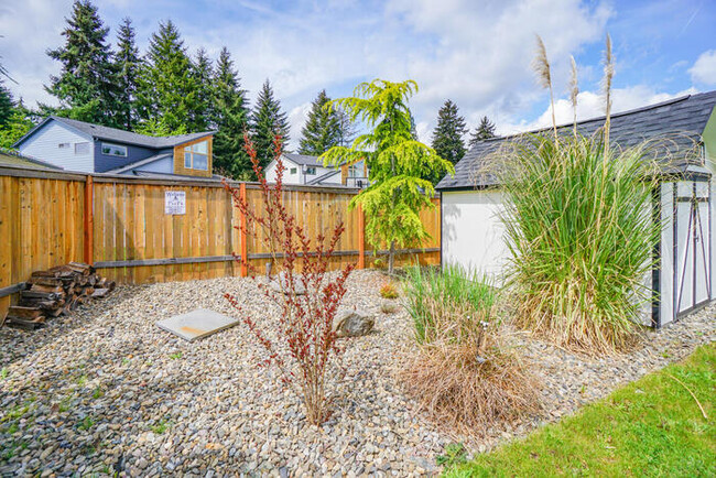 Building Photo - NEWER FOUR BEDROOM NEAR HAZEL DELL