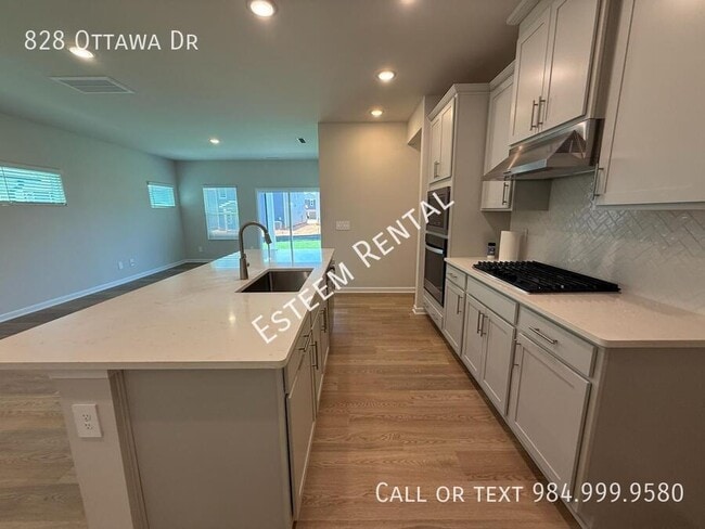 Building Photo - 828 Ottawa Dr