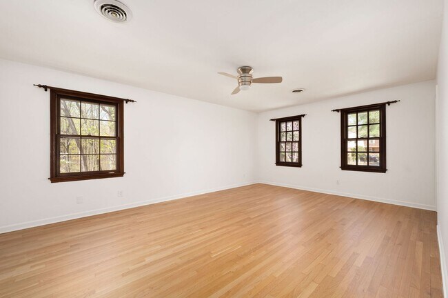Building Photo - Spacious Canterbury Hills Home