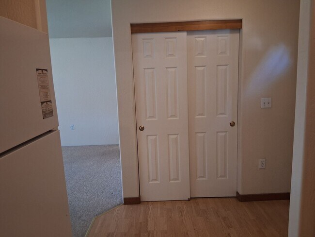 Building Photo - Comfortable 2-Bedroom Apartment in Desirab...