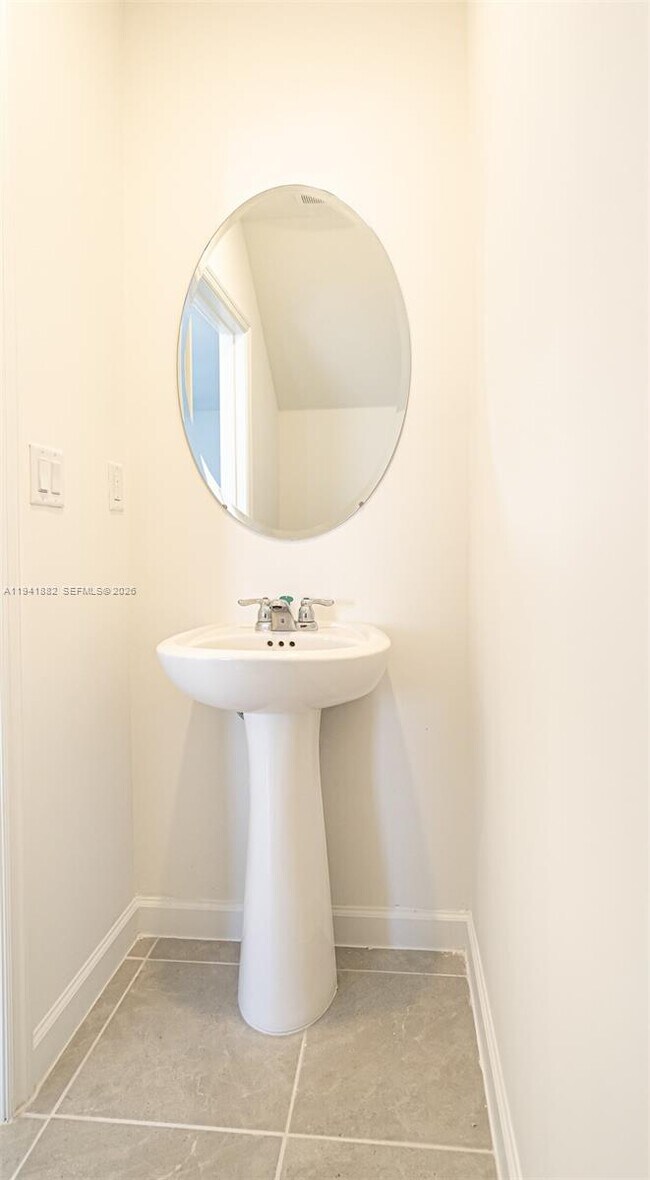 Building Photo - 2646 SE 27th Dr