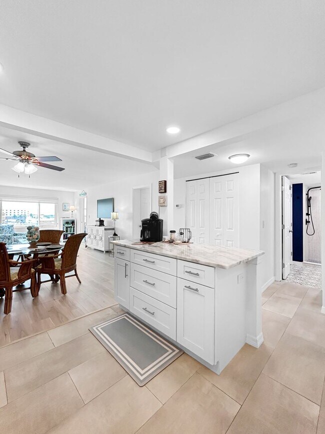 Building Photo - 4775 Cove Cir