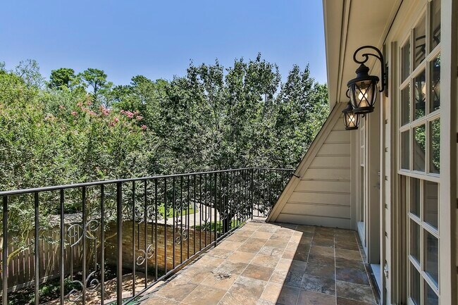 Building Photo - 810 Herdsman Dr
