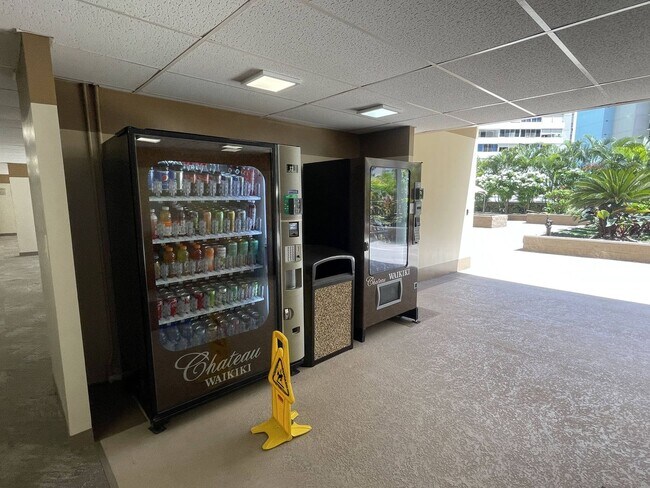 Building Photo - Waikiki, Pet Friendly. Central AC