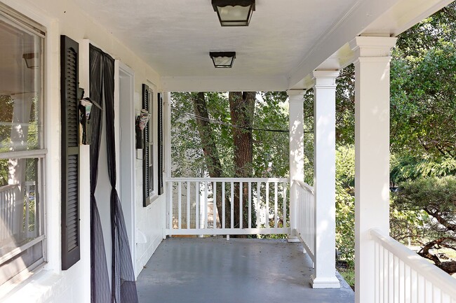 Building Photo - Updated Main-Level Belmont Apartment