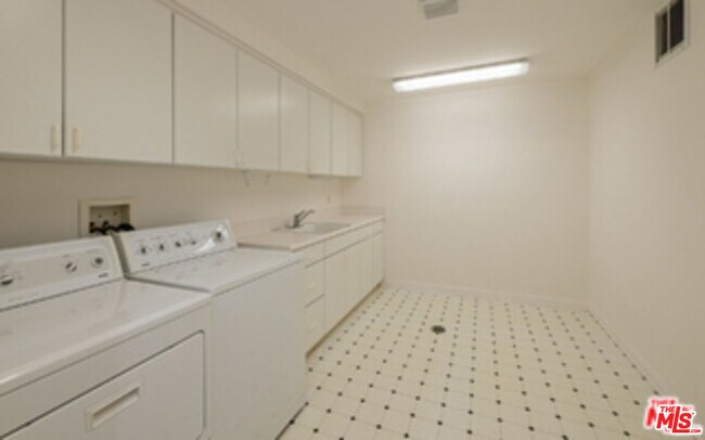 Building Photo - 6465 Zuma View Pl