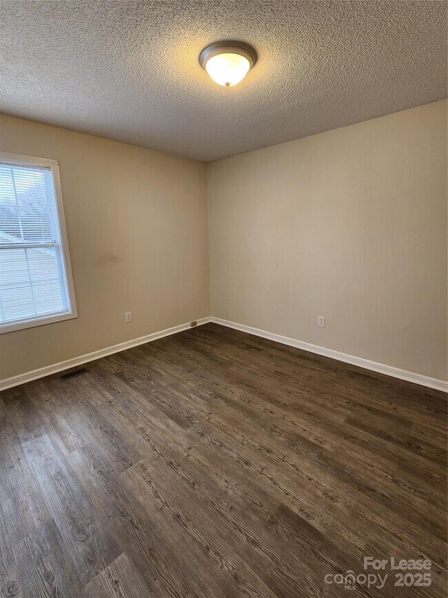 Building Photo - 5127 Daffodil Ln