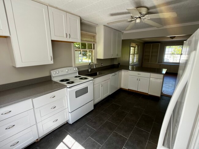 Kitchen - 1608 Brigham Rd