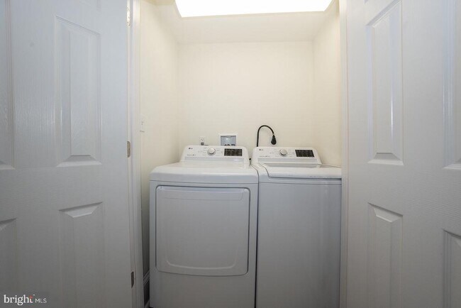 Building Photo - 717 Miller St