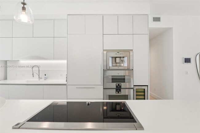 Building Photo - 16901 Collins Ave