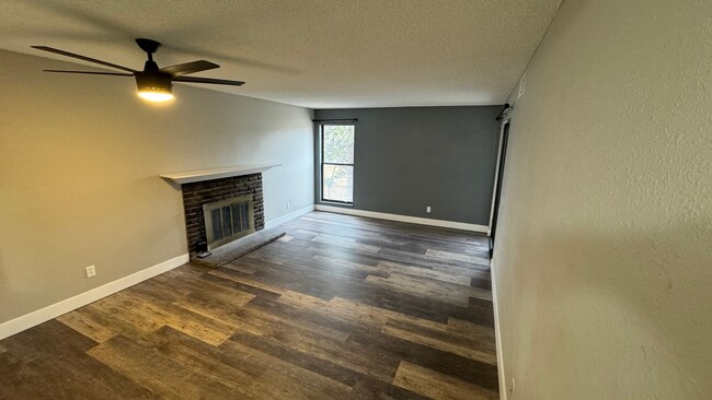 Building Photo - 1 bed, 1 Bath, 700 SF with AC, pool, hot t...