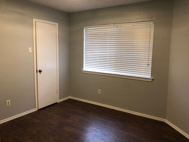 Building Photo - 3/2/2 Great neighborhood!  Move in Ready!