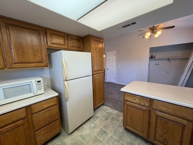 Building Photo - DARLING TWO BEDROOM FOR RENT!