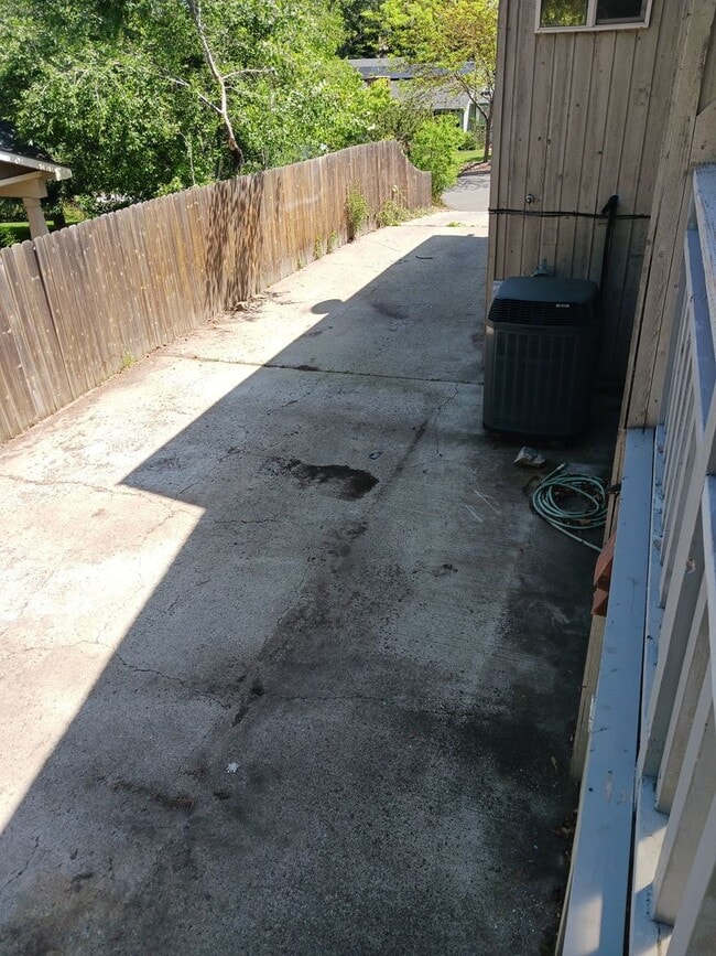 Building Photo - 708 Highland Dr