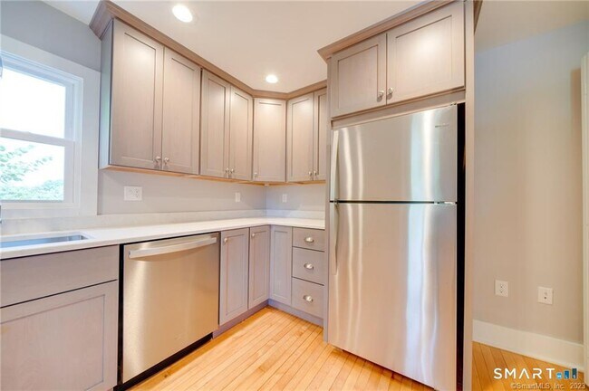 Building Photo - 157 River Rd