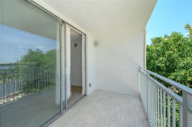 Building Photo - 750 NE 64th St