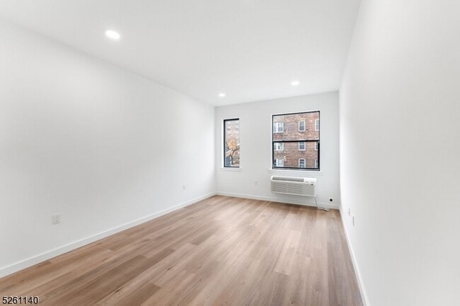 Building Photo - 25 Freeway Dr E