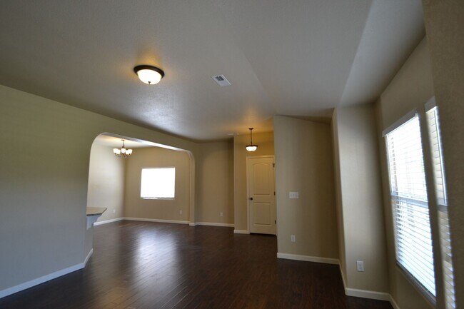 Building Photo - Available Now! 3 Bedroom 2.5 Bathroom Town...