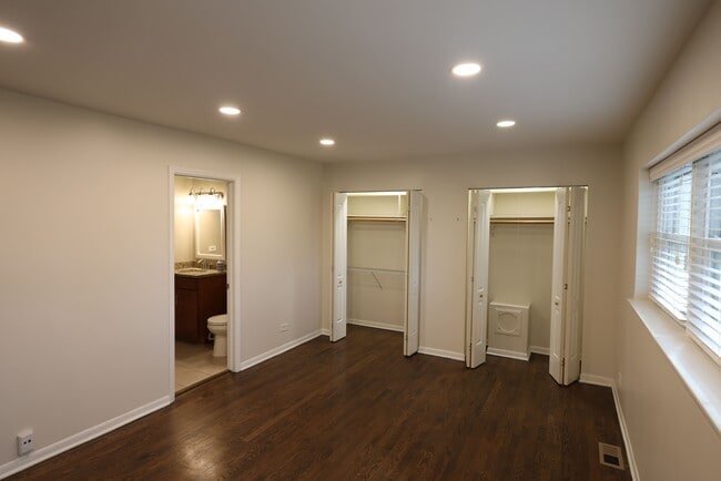 Building Photo - 503 E Valley Ln