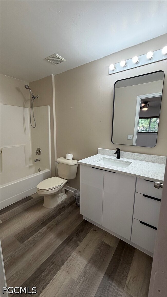 Building Photo - 5046 Locke Ln