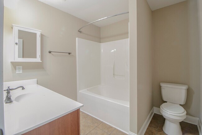 Building Photo - 605 Anderson Dr