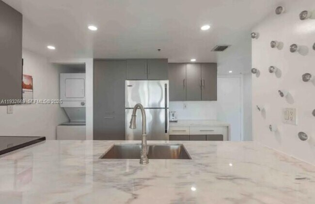 Building Photo - 1717 N Bayshore Dr