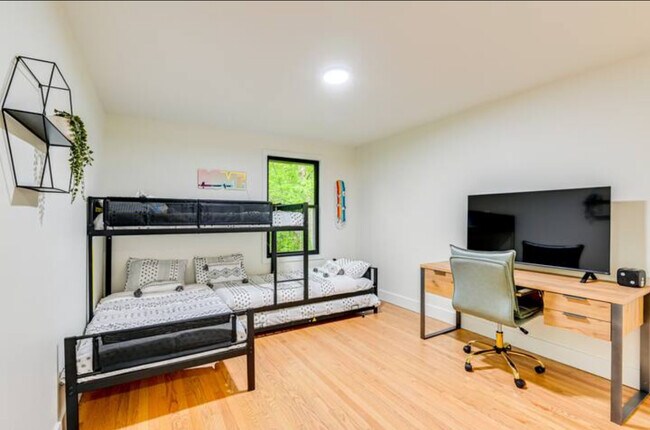 Building Photo - 930 Downey Dr