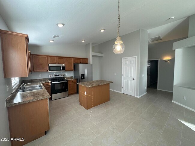 Building Photo - 1115 E Elm Rd