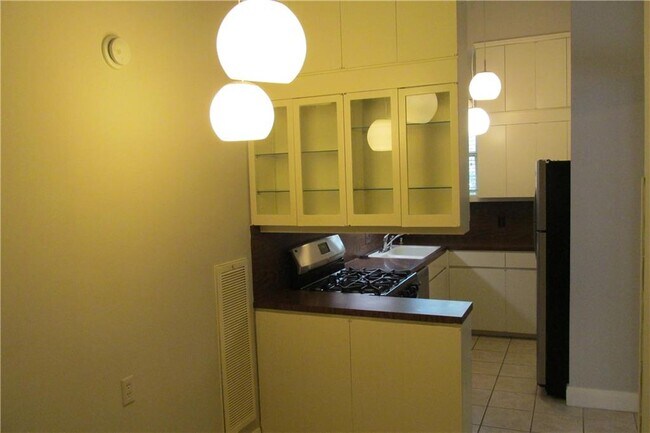 Building Photo - 800 San Antonio St