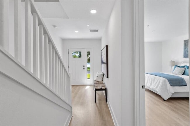 Building Photo - 218 Park Lake St